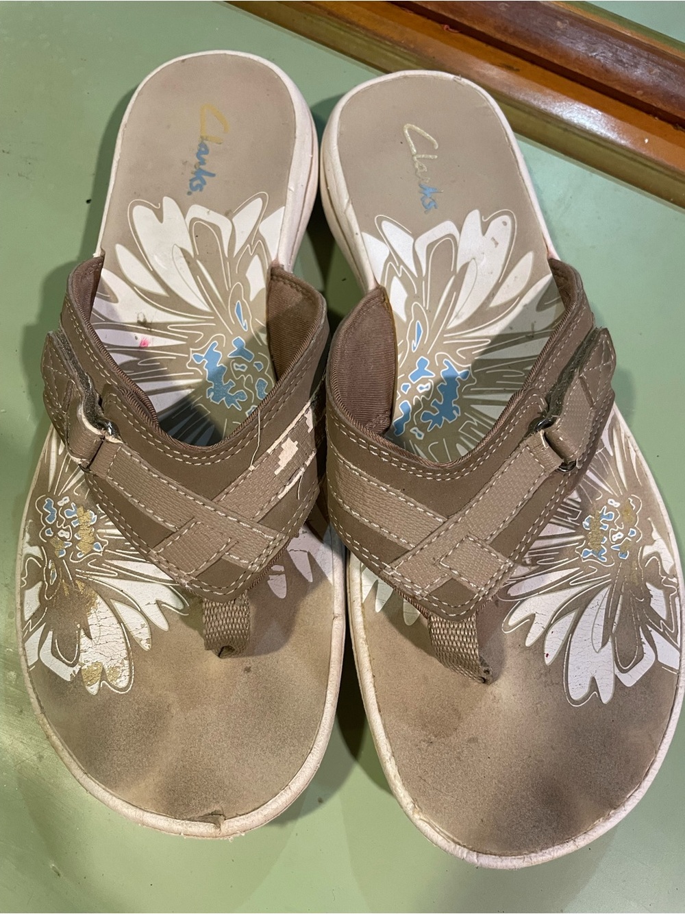 Clarks Women's Brown Floral-Print Thong Sandals